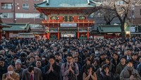 Penampakan ribuan warga Jepang yang menggelar doa bersama, Jumat (4/1/2019) waktu setempat. Carl Court/Getty Images.