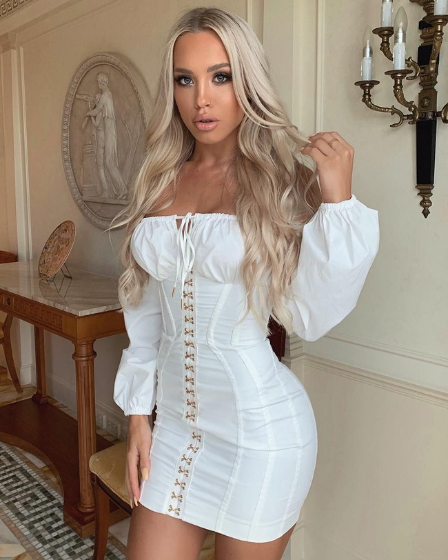 Upah wanita yang berusia 24 tahun itu pun belum termasuk dengan endorse dari produk-produk lainnya yang ia unggah di akun Instagramnya. Foto: Instagram @tammyhembrow