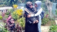 Anne Winarni, sang istri, tampak tak kuasa melepas kepergian suaminya itu. Foto: Syahdan Alamsyah/detikFoto