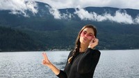 Pose manjanya saat di Calgary, Alberta, Kanada. (chloemarshall01/Instagram)