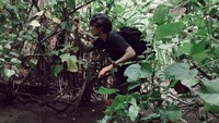 Marshall akan trekking dan berjalan menyusuri hutan menerabas pepohonan yang lebat dan liar (My Trip My Adventure)
