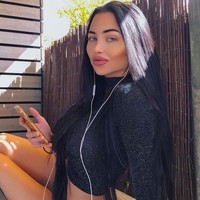 Ini Celine Centino, wanita asal Zurich, Swiss yang jadi korban bully saat remaja. Ia melakukan balas dendam dengan mempercantik diri lewat operasi plastik. Foto before-afternya mengejutkan. Foto: Instagram (ccentino)