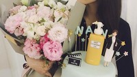 Kue berwarna biru lembut dengan fondant cleansing oil hingga sosok wanita mirip Nana jadi kue ulang tahun yang ia dapat di tahun 2017. Saat itu, Nana memasuki usia 26 tahun. Foto: Instagram jin_a_nana