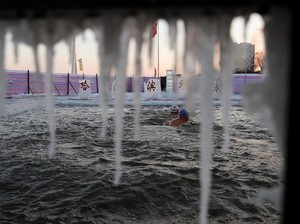 Sensasi Berenang di Bawah Suhu Minus 35 Derajat Celcius