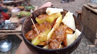 Aneka rujak buah potong pun disajikan dalam wadah berbahan bambu. Foto: Instagram@pasarpapringan