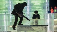 Pengunjung juga dapat melihat karya-karya pematung dari 12 negara yang berbeda, semuanya ada di Festival Internasional Patung Es dan Salju Harbin karena ada kompetisi tahunannya (Kevin Frayer/Getty Images AsiaPac/Getty Images/CNN Travel)