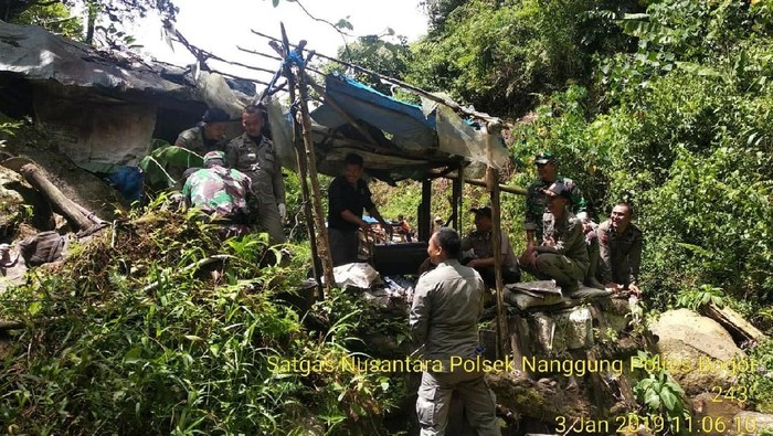 Polisi-Satpol PP Bogor Bongkar Gubug Penambang Emas Ilegal