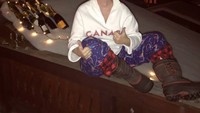 Shania Twain menikmati champagne dingin pada Malam Tahun Baru yang bersalju. Foto: Istimewa