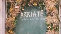 Masih di wilayah Seoul, kali ini Diera menyambangi kafe bernama Arriate by La Maison de Fleur. Ia meminum salah satu minuman dingin sambil ditemani satu buket kecil bunga kering.  Foto: Instagram dierabachir
