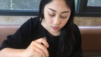 Winona sayang sekali dengan ajingnya, ia bahkan sering pergi makan siang ke restoran bersama anjingnya. Salah satu makanan kesukaan Winona ternyata pasta. Foto: Instagram @nonawilly16