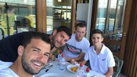 Such a fun day #throwback, tulis Romeo di keterangan foto. Ia seperti sedang melahap pasta bersama Grigor Dimitrov dan kawan-kawannya. Foto: Instagram romeobeckham