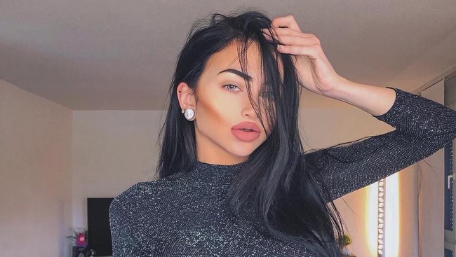 Sejak jadi korban bully, Celine pun bertekad untuk melakukan operasi plastik suatu hari nanti. Celine menabung dari hasil uang kerja di salon. Di 2013 hingga kini penampilannya jadi tak dikenali. Foto: Instagram (ccentino)