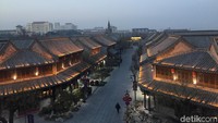 Dari atas sini keindahan Qingzhou Ancient Town terlihat makin bersinar. Apalagi saat malam tiba. Sisi bangunan-bangunan dibuat menyala dengan lampu-lampu kecil. (Bonauli/detikTravel)