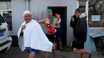 Lomba Ekstrim Berenang di Sungai Es, Berani Coba?