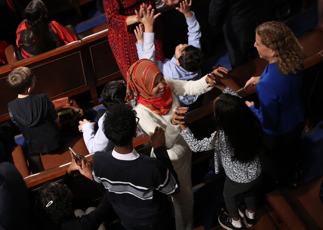 Ilhan Omar mencetak sejarah. Ia menjadi satu-satunya wanita berhijab yang terpilih sebagai anggota Kongres AS. Dari pemilihan hingga pelantikan, penampilannya tak luput dari sorotan. Foto: Getty Images/Win McNamee