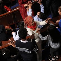 Ilhan Omar mencetak sejarah. Ia menjadi satu-satunya wanita berhijab yang terpilih sebagai anggota Kongres AS. Dari pemilihan hingga pelantikan, penampilannya tak luput dari sorotan. Foto: Getty Images/Win McNamee