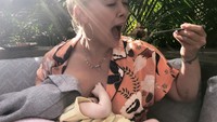 Aktris Hilary Duff ini sedang menikmati makanan di Acre Restaurant saat berlibur di Meksiko. Foto: Istimewa