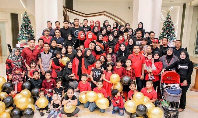 Remaja yang diketahui bernama Eyna itu juga mem-posting kemeriahan pesta ulang tahunnya. Para tamu juga keluarga terlihat kompak mengenakan busana merah. Foto: Instagram/@eynanan