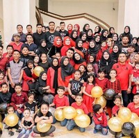 Remaja yang diketahui bernama Eyna itu juga mem-posting kemeriahan pesta ulang tahunnya. Para tamu juga keluarga terlihat kompak mengenakan busana merah. Foto: Instagram/@eynanan