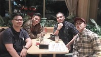 Lagi-lagi minum segelas es kopi. Tapi kali ini Fandi tak sendirian. Ia ngopi sambil hang out bersama teman-temannya. Foto: Instagram kdi2018_erfandi