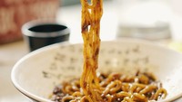 Ini dia penampakan jjajangmyeon halal yang ia makan di Makan Halal Korea Restaurant yang ada di wilayah Itaewon. Finally got to taste the halal jjajangmyeon at #Makan restaurant in Itaewon, tulisnya.  Foto: Instagram dierabachir