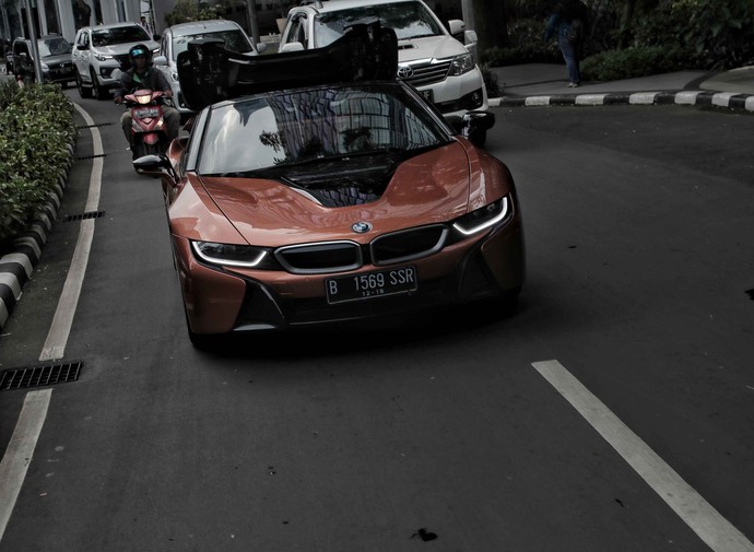  BMW  i8  Tanpa Atap Jadi Safety Car Balapan Mobil  Listrik  