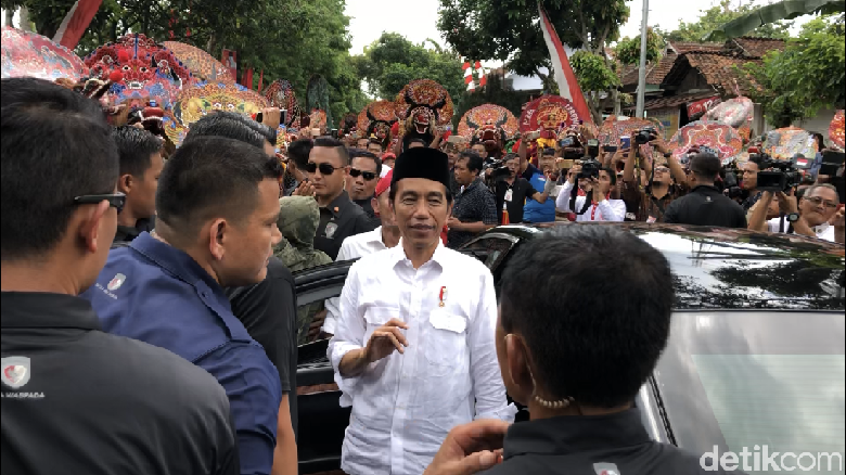 Saat Mobil Jokowi Dicegat Reog dan Jaranan di Tengah Jalan Saat Mobil Jokowi Dicegat Reog dan Jaranan di Tengah Jalan