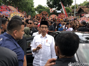 Saat Mobil Jokowi Dicegat Reog dan Jaranan di Tengah Jalan