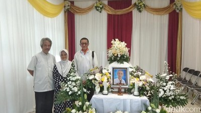 Suasana Duka Selimuti Kepergian Ayah Didik Nini Thowok