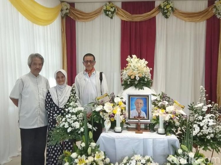 Suasana Duka Selimuti Kepergian Ayah Didik Nini Thowok