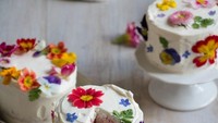 Kue pengantin juga makin cantik dengan bunga yang bisa dimakan alias edible flowers. Kesan ‘fresh’ langsung hadir dari pemakaian bunga. Foto: Istimewa