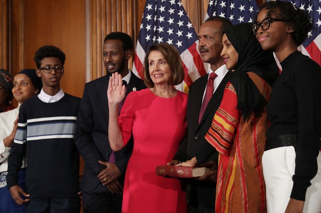 Momen yang tak kalah mengharukan adalah saat ia bersumpah di atas Alquran bersama Nancy Pelosi sebagai ketua DPR atau disebut speaker. Ilhan pun membawa tasbih di tangannya. Foto: Getty Images/Win McNamee