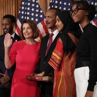 Momen yang tak kalah mengharukan adalah saat ia bersumpah di atas Alquran bersama Nancy Pelosi sebagai ketua DPR atau disebut speaker. Ilhan pun membawa tasbih di tangannya. Foto: Getty Images/Win McNamee