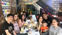 Ngumpul bersama teman-teman lainnya, Kezia dan yang lainnya terlihat seru makan siang bareng dengan jus dan minuman dingin. Foto: Instagram @itskeziakaramoy