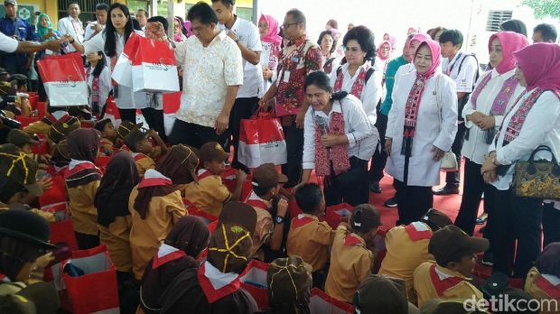 Iriana Jokowi juga menyapa anak-anak.