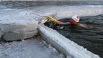 Lomba Ekstrim Berenang di Sungai Es, Berani Coba?