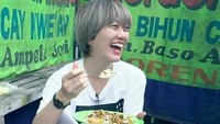 Ria SW punya gaya yang keren dan imut saat mengabadikan momen kulinerannya di vlog, hingga akun Instagram miliknya. Ini posenya saat makan nasi goreng gila di pinggir jalan. Foto: Instagram @riasukmawijaya