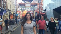 Di London dia juga bepergian lho. Ini saat berkunjung ke Chinatown London. (chloemarshall01/Instagram)