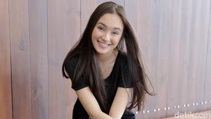 Senyum Manis Caitliin Halderman