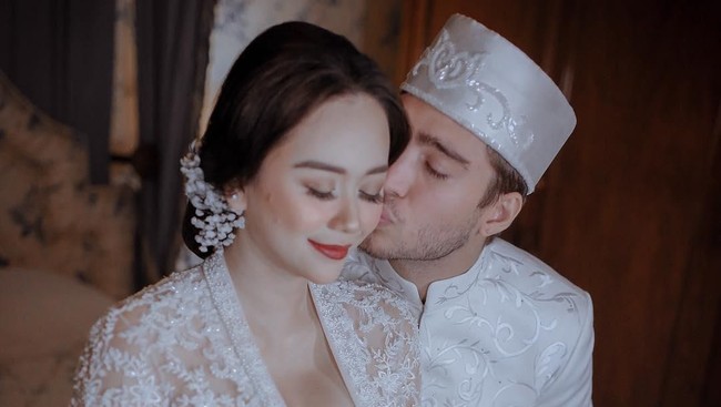 Aura Kasih memadukan kebaya klasiknya dengan tatanan rambut modern dari Woko. Sejumput bunga baby breath putih disematkan bersamaan dengan melati di sanggulnya. Foto: Dok. Aldi Photography