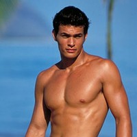 Berbeda dari penampilannya sekarang yang gahar dengan rambut gondrongnya, Jason yang saat itu berumur 20-an masih berambut pendek. (Foto: Instagram)