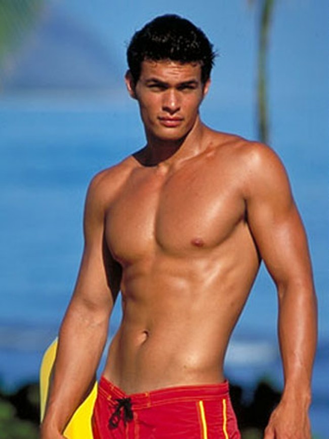 Berbeda dari penampilannya sekarang yang gahar dengan rambut gondrongnya, Jason yang saat itu berumur 20-an masih berambut pendek. (Foto: Instagram)