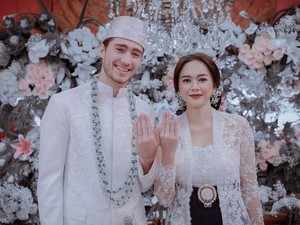 Aura Kasih Hamil Anak Pertama, Cathy Sharon Dicatut Katalog Prostitusi