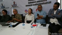 Guru Besar FISIP UI, Arbi Sanit, Analis Politik, Adriana Elisabeth,  Pakar Hukum Pidana Universitas Trisakti, Abdul Fickar Fadjar, Guru Besar Universitas Trisakti, Prof. Dr. Ir. Dadan Umar Daihani, dan Direktur Lembaga Pemilih Indonesia (LPI) Boni Hargens menjadi pembicara dalam diskusi di Jakarta, Jumat (4/1/2018).