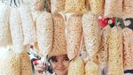 Gaya  Seru Caleg Cantik Milly Syafiq Saat Masak dan Berpose  Bareng Kerupuk
