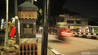 Sebagian dinding tugu batas wilayah Kelurahan Tanah Sereal dan Petojo Utara ini juga sudah nampak rusak.