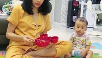 Menyandang predikat ibu muda, Kezia melakukan semuanya sendiri. Artis berusia 25 tahun itu, terlihat asyik menyuapi makan sang putra. Foto: Instagram @itskeziakaramoy