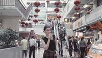 Natasha terlihat semampai dengan tinggi 176 cm. Mampir ke Surabaya, ia pamer pose sambil menyeruput minuman. Slurpp! Foto: Instagram natasharyder