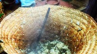 Ini adalah nasi dengan campuran sayur mayur dan kelapa parut. Kalau di Pekalongan makanan ini bernama nasi megono, kalau di Temanggung adalah nasi gono. Foto: Instagram@pasarpapringan