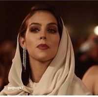 Georgina Rodriguez yang sudah memiliki satu putra dari Ronaldo ini memakai scarf panjang di kepala untuk menghormati penyelenggara acara. Ia memadukan scarf tersebut dengan gaun bernuansa emas. Foto: Instagram